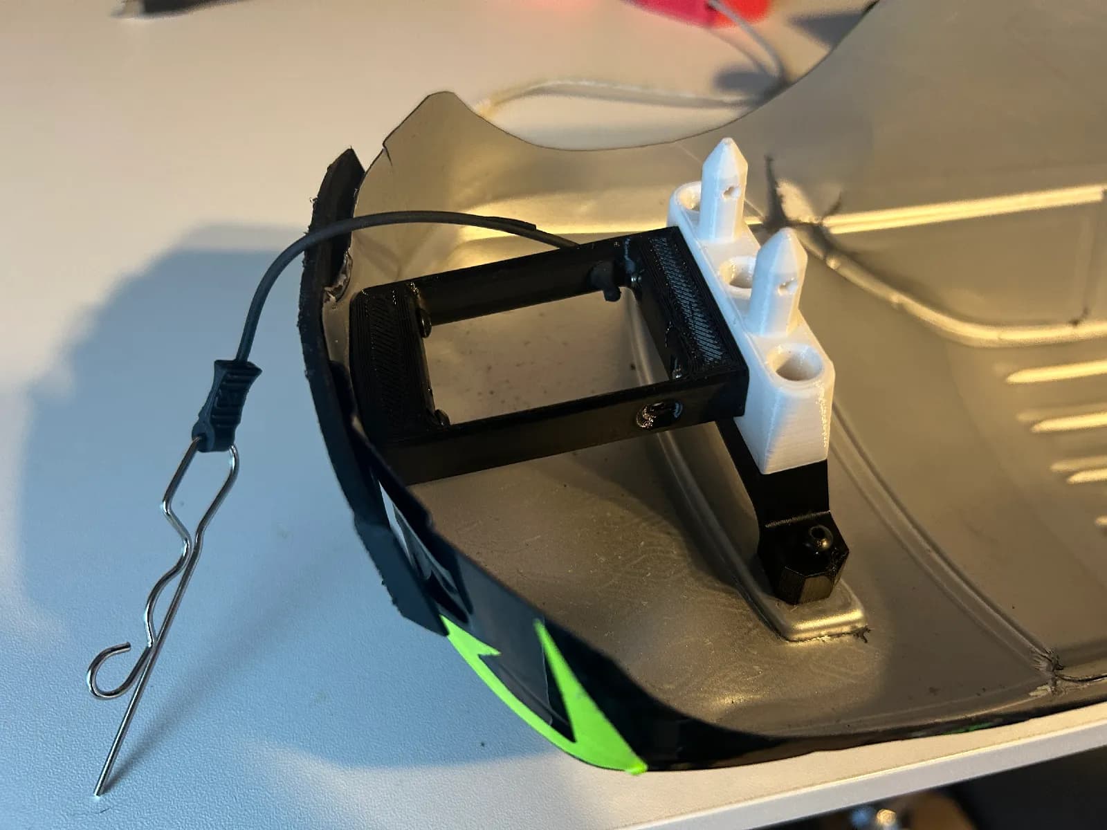 Передний кронштейн кузова RC-модели Arrma Gorgon — фото 8