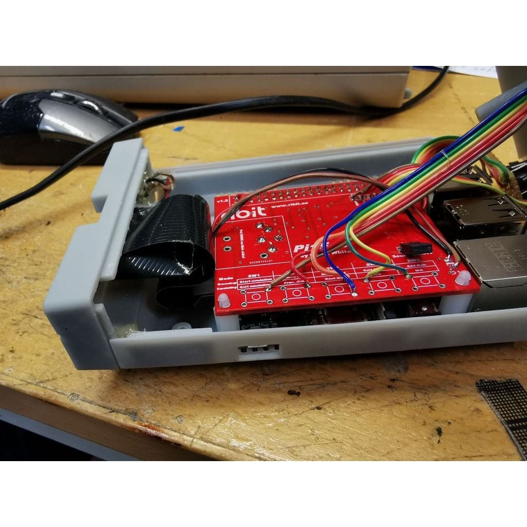 Корпус для Raspberry Pi в стиле Commodore 1541 — фото 3
