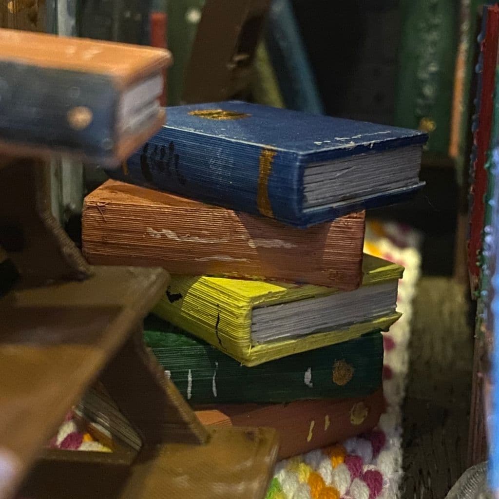 Миниатюрная стопка книг
